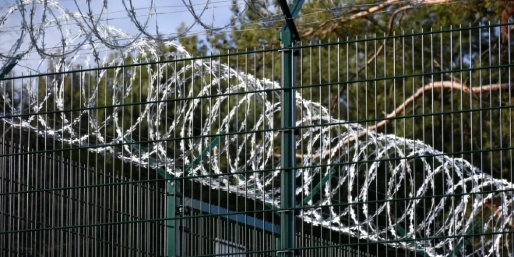 С апреля поток граждан третьих стран резко возрос - за месяц границу пытались пересечь 1666 человек, а в мае - уже 1956 человек.