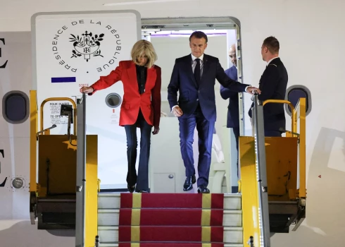 Emanuels Makrons ar sievu Brižitu pēc strīda izkāpj no lidmašīnas oficiālajā vizītē Vjetnamā 2025. gada 25. maijā.