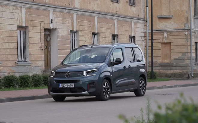 Sākotnēji gan darbiniekos esot bijusi neliela skepse par franču furgona izvēli.