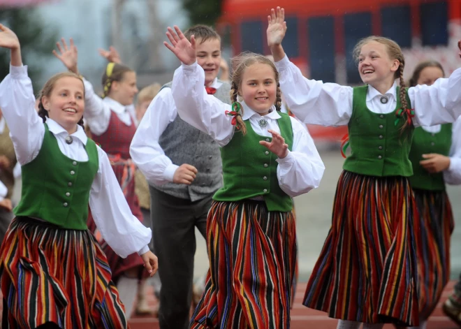 Nepilnas stundas laikā izpirktas visas biļetes uz Dziesmu svētku noslēguma koncertu. Vecāki sociālajos tīklos pauž sašutumu
