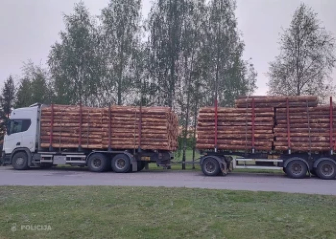Līdz pat 23 tonnām virs normas - Valsts policija soda pārkrautus baļķvedējus