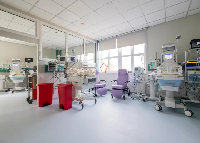 Jauni ķengura krēsli, jaunākās paaudzes ventilatori - Stradiņos atjauno nodaļu priekšlaikus dzimušiem mazuļiem 