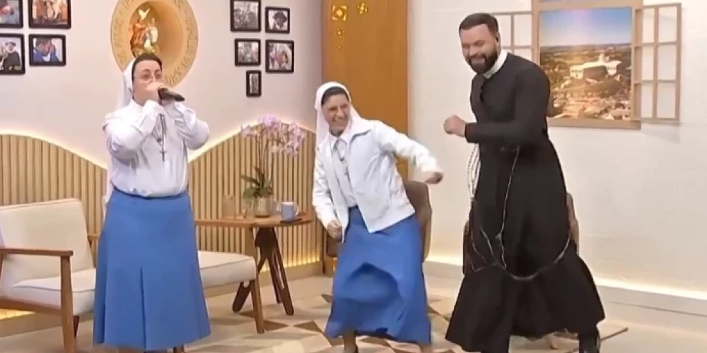 Muķenes ar savu priekšnesumu aizrauj visu pasauli.