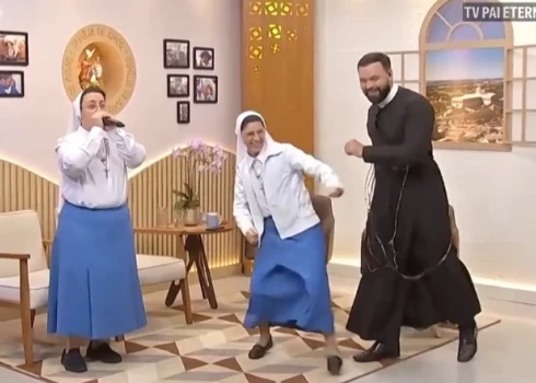 Muķenes ar savu priekšnesumu aizrauj visu pasauli.