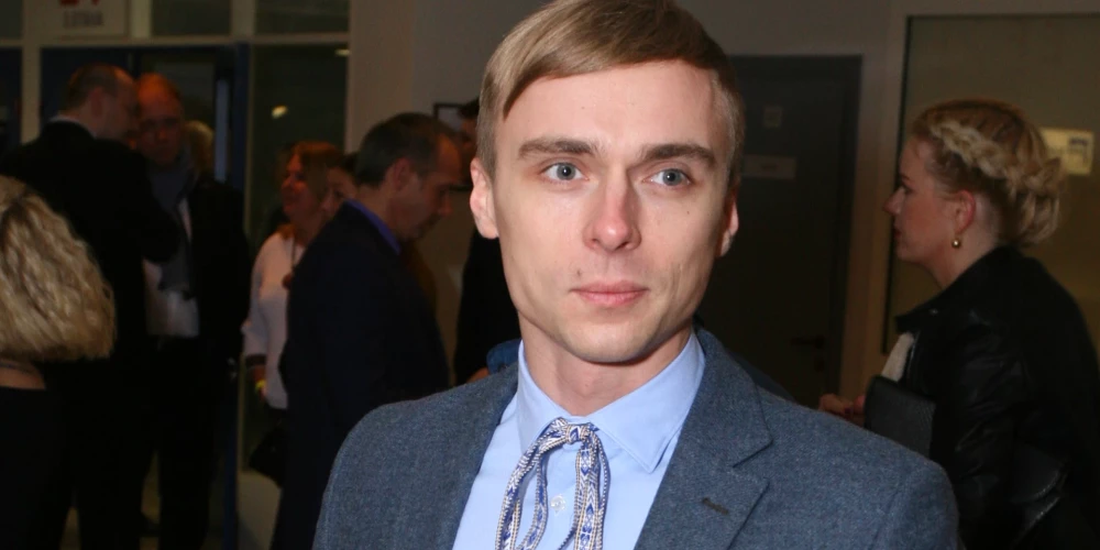 Romantiskā krāpšana ir krāpniecības veids, kurā uzbrucējs cenšas ar savu upuri izveidot romantisku saikni, un vēlāk izmantot šo labvēlību, lai izspiestu no viņa naudu. 