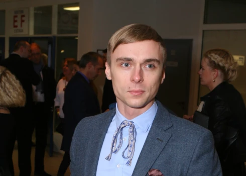 Romantiskā krāpšana ir krāpniecības veids, kurā uzbrucējs cenšas ar savu upuri izveidot romantisku saikni, un vēlāk izmantot šo labvēlību, lai izspiestu no viņa naudu. 