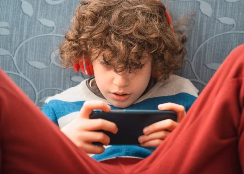 Kad bērns pavada pie ekrāna daudz vairāk laika nekā sākotnēji plānots, tas ir signāls, ka viņš vairs nespēj pats sevi kontrolēt.