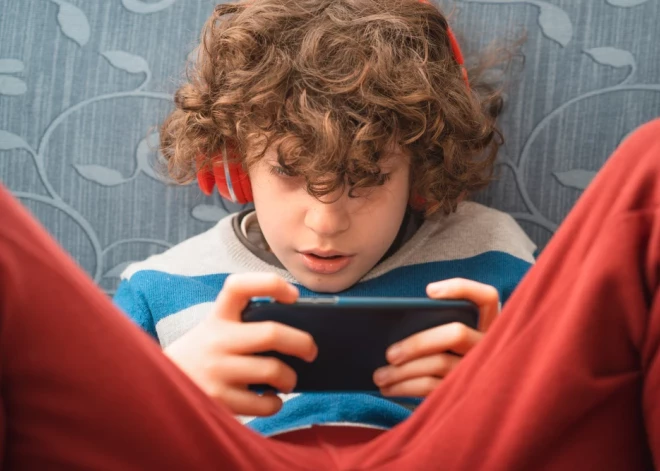 Vai digitālā pasaule ir nozagusi tavu bērnu? Pazīmes, ko nedrīkst ignorēt