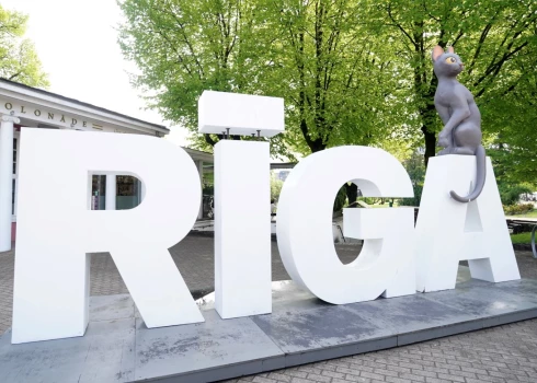 Vides objekts "Rīga" ar režisora Ginta Zilbaloža veidotās animācijas filmas "Straume" galveno varoni kaķi. 