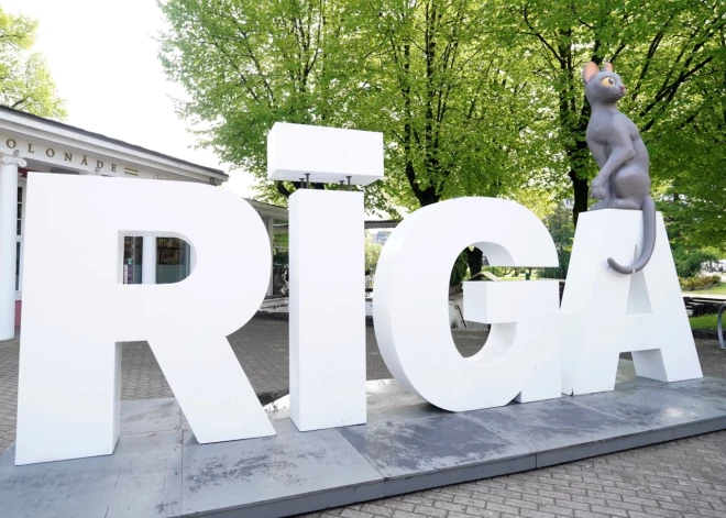 Sabojāts "Straumes" kaķa objekts pie Brīvības pieminekļa