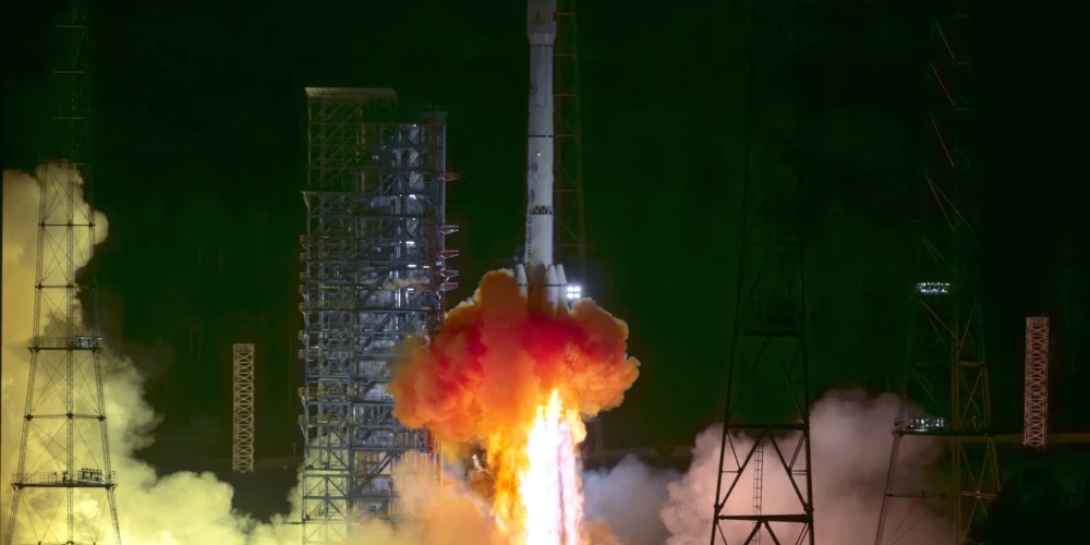 "Long March-3B" palaišana no Ķīnas kosmodroma. Tā nogādā kosmosā zondi "Tianwen-2"