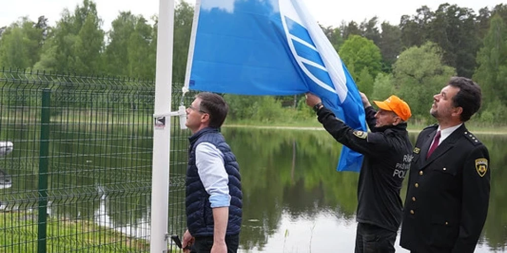Pie Bābelīša peldvietas svinīgi paceļ Zilo karogu (publicitātes foto)