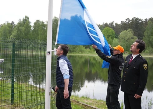 Pie Bābelīša peldvietas svinīgi paceļ Zilo karogu (publicitātes foto)