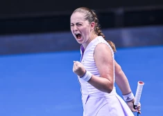 Aļona Ostapenko izsēj milzīgu pārsvaru, taču ar dramatisku uzvaru sāk arī Francijas atklātā čempionāta dubultspēles