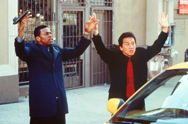 Džekijs Čans un Kriss Takers filmas “Sastrēgumstunda” pirmajā filmā, kas iznāca 1998. gadā.