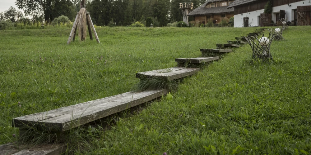 Dēļu taka kalnainā pagalmā.