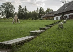 Ideja no mājas Piebalgā: dēļu taka kalnainā pagalmā