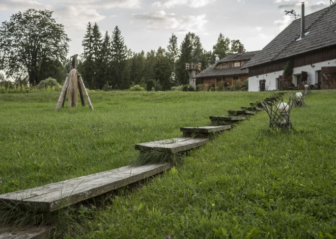 Ideja no mājas Piebalgā: dēļu taka kalnainā pagalmā
