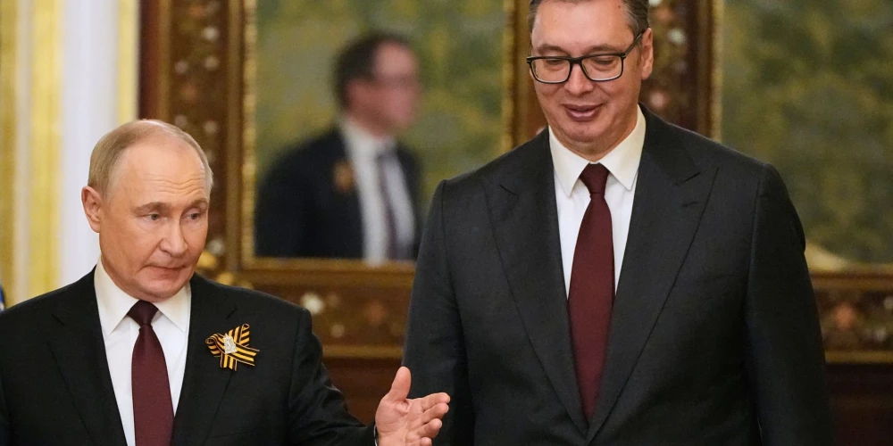 Krievijas diktators Vladimirs Putins un Serbijas prezidents Aleksandrs Vučičs Maskavā 2025. gada 9. maijā (foto: Scanpix / EPA)