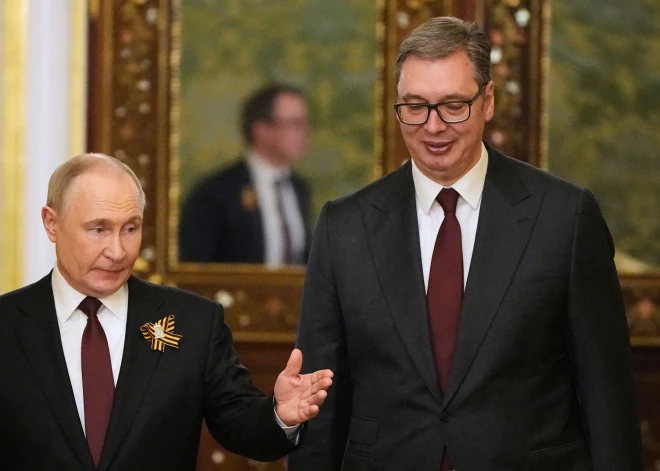 Krievija apsūdz Serbiju "nodevībā" par munīcijas piegādēm Ukrainai: "Jūs šaujat mums mugurā!"