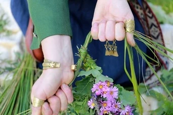 Sasien Jāņu vainagu