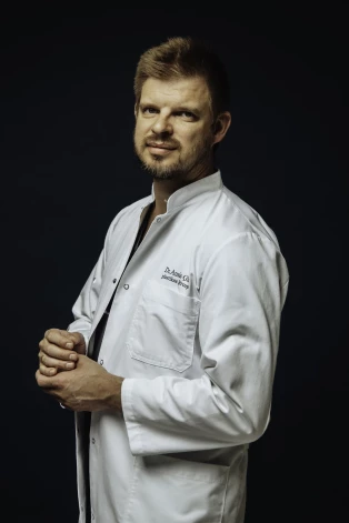 Paula Stradiņa klīniskās universitātes slimnīcas Krūts slimību centra plastikas ķirurgs Ansis Ģīlis