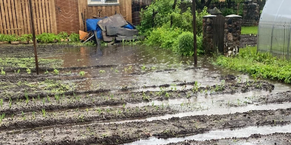Lietavās applūdušo Līvānu aina (aculiecinieka foto)