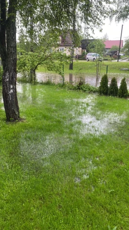 Lietavās applūdušo Līvānu aina (aculiecinieka foto)