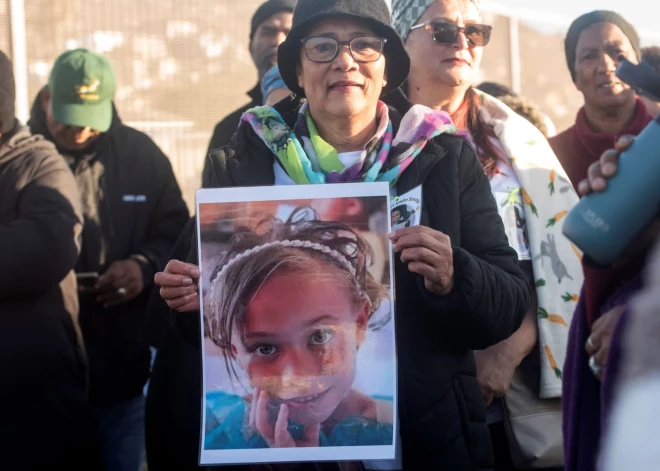 “Dziednieks vēlējās viņas acis un ādu!” Dienvidāfrikā māte saņem mūža ieslodzījumu par meitas pārdošanu nežēlīgam rituālam