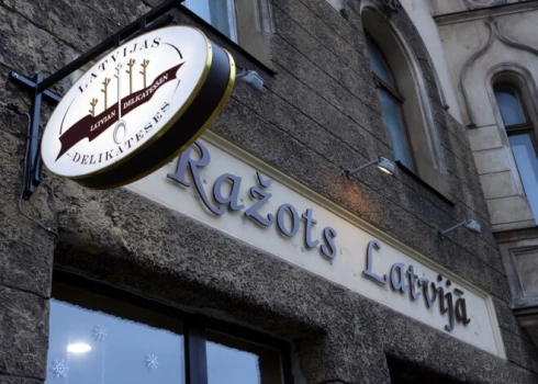 Dāvis norāda, ka ka uzņēmuma nosaukums nemaz neesot tik svarīgs, jo galvenā būšot tieši mājaslapa, kuras nosaukumu atcerēties būs vieglāk.