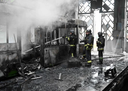 Krievijas droni uzbrūkuši trolejbusu parkam Harkivā.