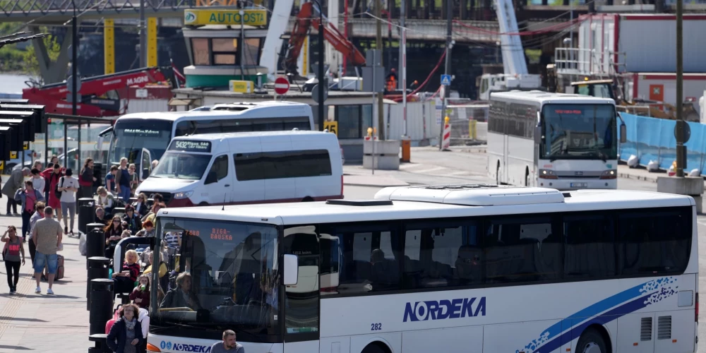 Šoferu trūkuma dēļ pasažieru pārvadātāji piektdien atcēluši kopumā 19 autobusu reisus.