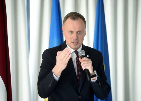 "Austrumu slimnīcu pamet profesionāls un pieredzējis vadītājs, stacionāra "Latvijas Onkoloģijas centrs" rekonstrukcijas realizēšanas projekts ir apdraudēts, bet ministrs pozicionējas dārza svētkos!" raksta Saeimas deputāts Edgars Tavars (AS).