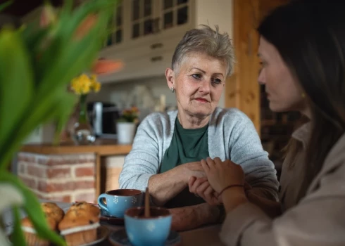 Kā saprast, kad atbalsts vecākiem patiešām nepieciešams, bet kad viņi izliekas nevarīgāki, nekā patiesībā ir?