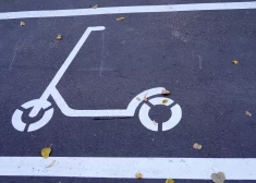 Patērētāju tiesību sargs konstatē lērumu problēmu ar Rīgā iznomājamiem elektro skrejriteņiem un velosipēdiem