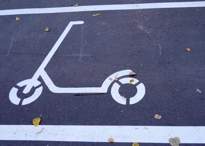 Patērētāju tiesību sargs konstatē lērumu problēmu ar Rīgā iznomājamiem elektro skrejriteņiem un velosipēdiem