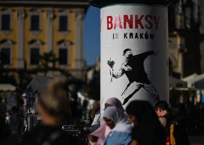 Anonīmais ielu mākslinieks Benksijs parāda savu jaunāko darbu. FOTO