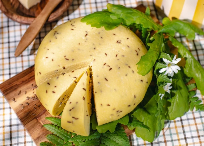 Maigs, dzeltens un piestāv vasarai - recepte, kā mājās sasiet ķimeņu sieru