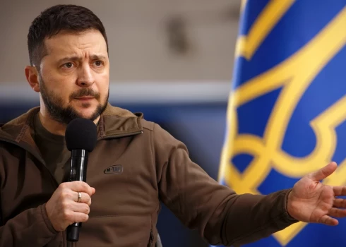 Ukrainas prezidents Volodimirs Zelenskis brīdina par Maskavas manipulācijām miera sarunās.