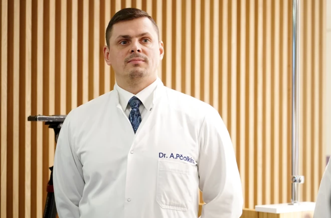 Latvijas Onkoloģijas centra galvenais ārsts Andrejs Pčolkins saka, ka RAKUS valdes priekšsēdētāja Normunda Staņēviča aiziešana no amata ir neloģiska rīcība, no kā zaudētājos būs visa slimnīca un veselības aprūpe kopumā.