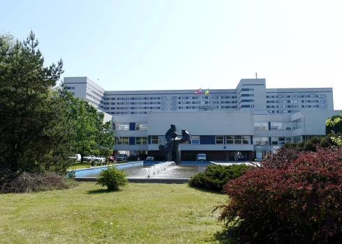 Latvijas Onkoloģijas centra mediķi uzskata, ka uz Rīgas Austrumu klīniskās universitātes slimnīcas valdes priekšsēdētāju Normundu Staņēviču izdarīts politiskais spiediens, lai viņš atkāptos no amata.