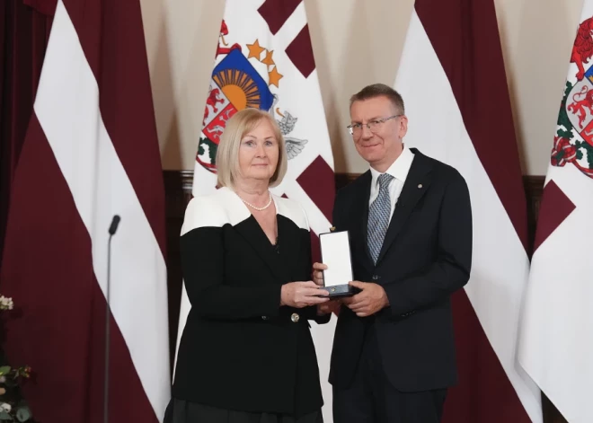 No Austrumu slimnīcas vadītāja amata aizgājušā Staņēviča mātei vēl nesen tika pasniegts Triju Zvaigžņu ordenis