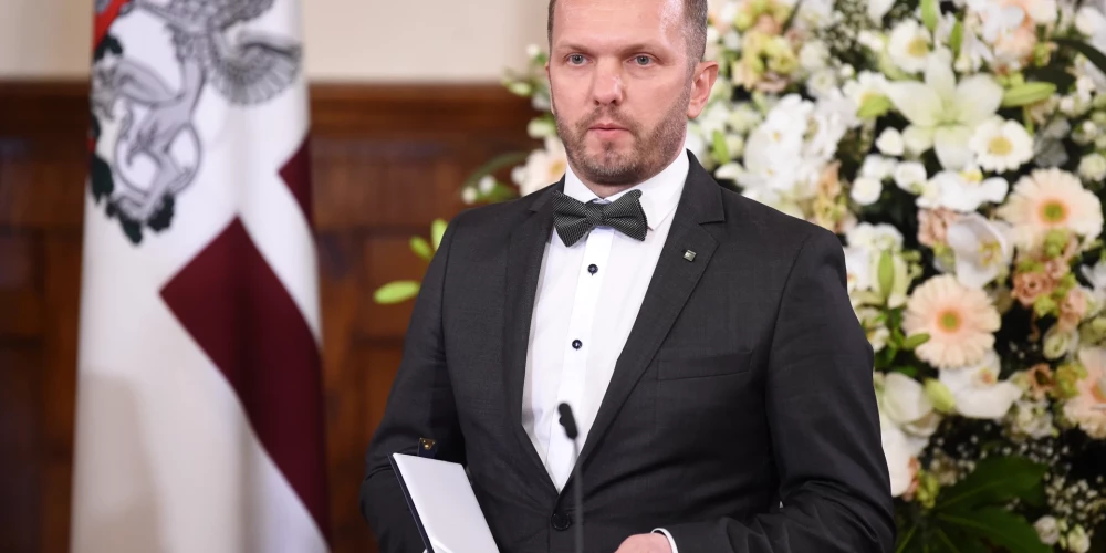 Armands Sīviņš ar saņemto Triju Zvaigžņu ordeni par nopelniem medicīnā un nozīmīgo ieguldījumu onkoloģijas attīstībā un onkoloģisko pacientu ārstniecībā svinīgajā ceremonijā Rīgas pilī 2022. gadā