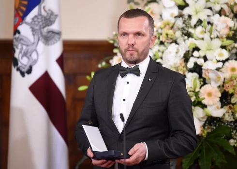 Armands Sīviņš ar saņemto Triju Zvaigžņu ordeni par nopelniem medicīnā un nozīmīgo ieguldījumu onkoloģijas attīstībā un onkoloģisko pacientu ārstniecībā svinīgajā ceremonijā Rīgas pilī 2022. gadā