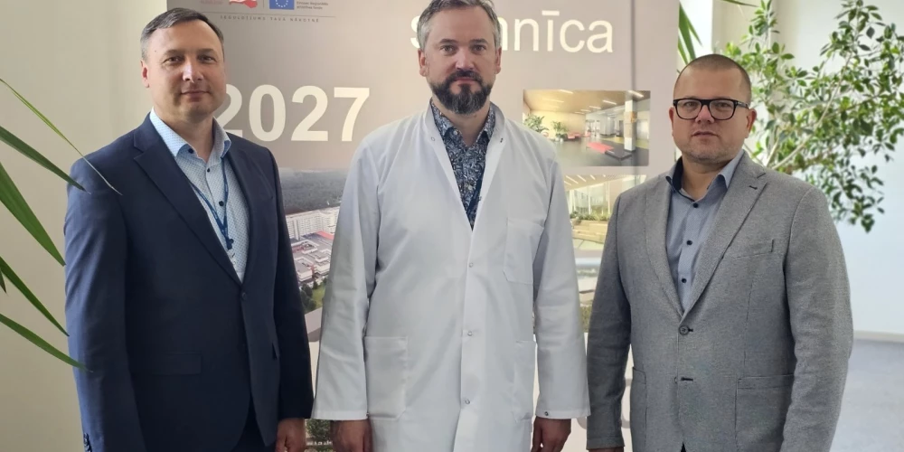 Austrumu slimnīcas valdes locekļi profesors Haralds Plaudis, Vadims Beļuns un Kaspars Plūme.