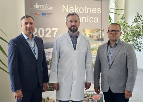 Austrumu slimnīcas valdes locekļi profesors Haralds Plaudis, Vadims Beļuns un Kaspars Plūme.