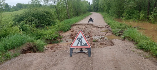 Spēcīgais lietus sabojājis vietējos autoceļus.
