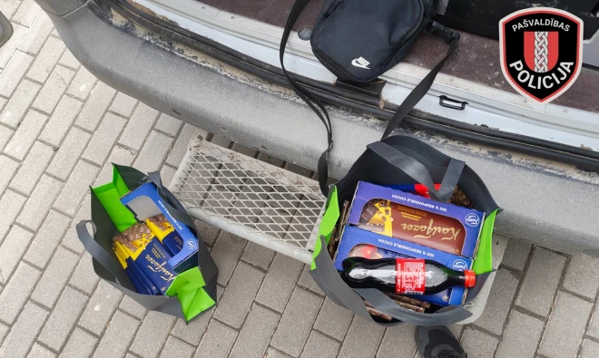 Ulbrokā pie kāda veikala pašvaldības policisti notvēra jaunieti, kurš bija sazadzies lielu kvantumu “Fazer” šokolādes tāfelīšu.