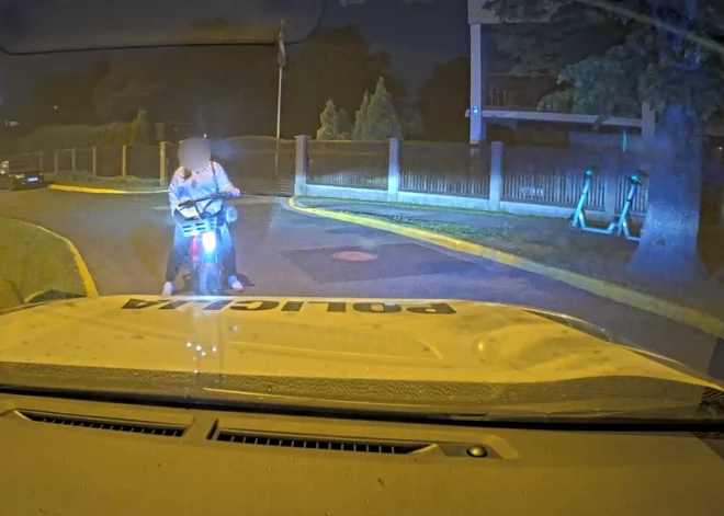 "Iedzēru tikai divus aliņus!": policisti Mežaparkā aiztur dāmu, kas pamatīgā skurbulī vadīja koplietošanas transportlīdzekli