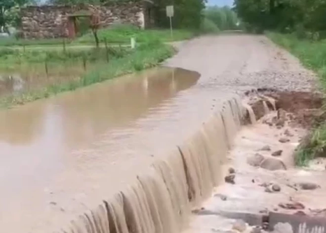 Madonas novadā zem ūdens nokļuvuši ceļi, lauki un dārzi: tādas lietavas tur neatceras jau 50 gadus!